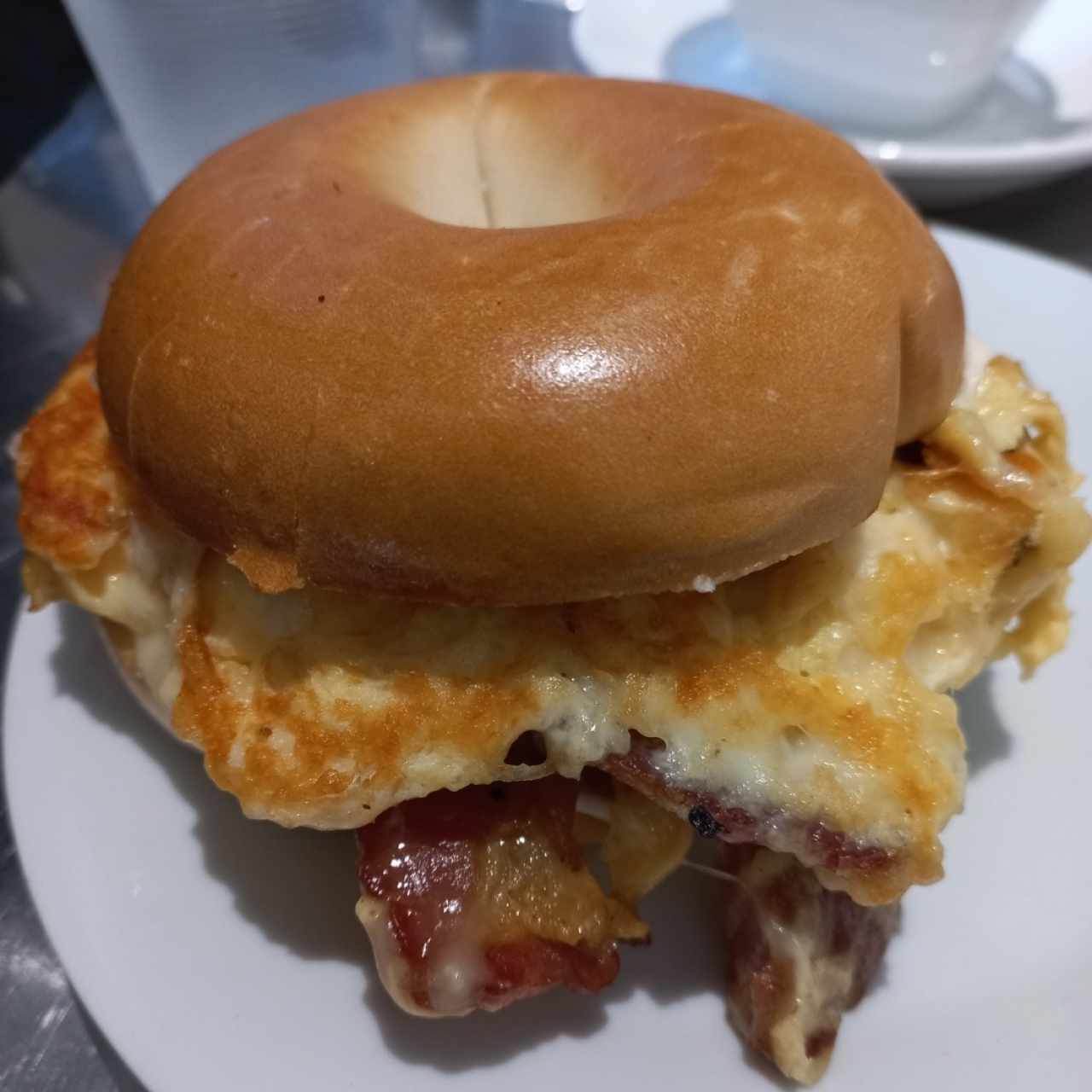 Bagel con huevo, bacon y queso gouda