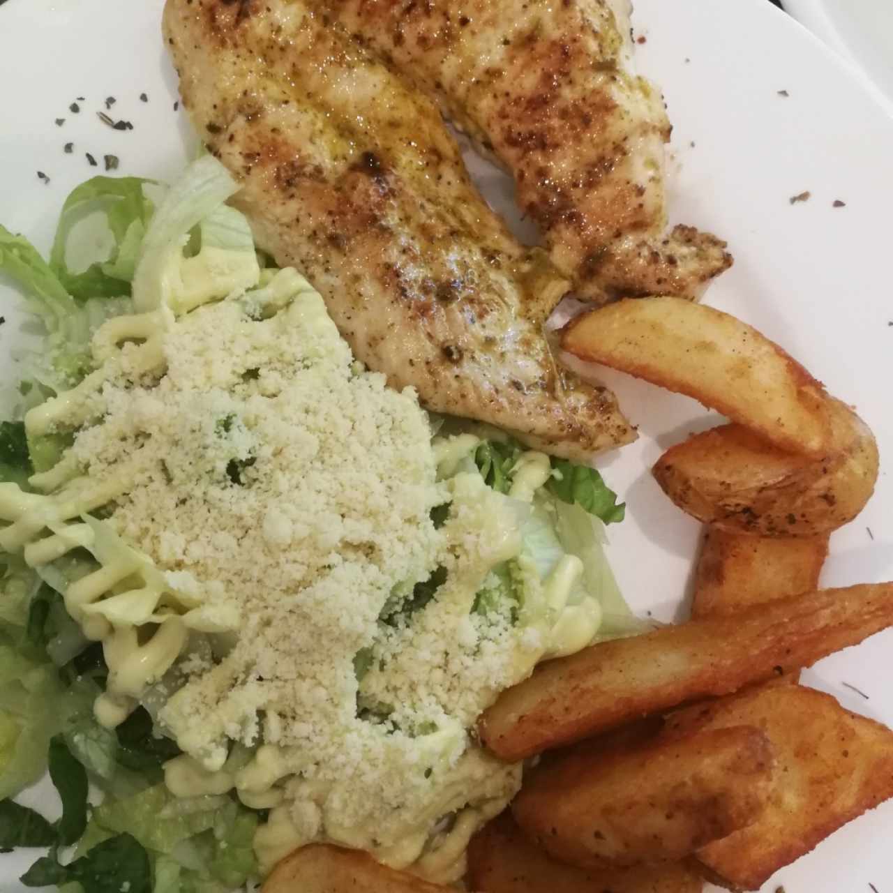 Pollo a la brasa con papas rústicas y ensalada césar