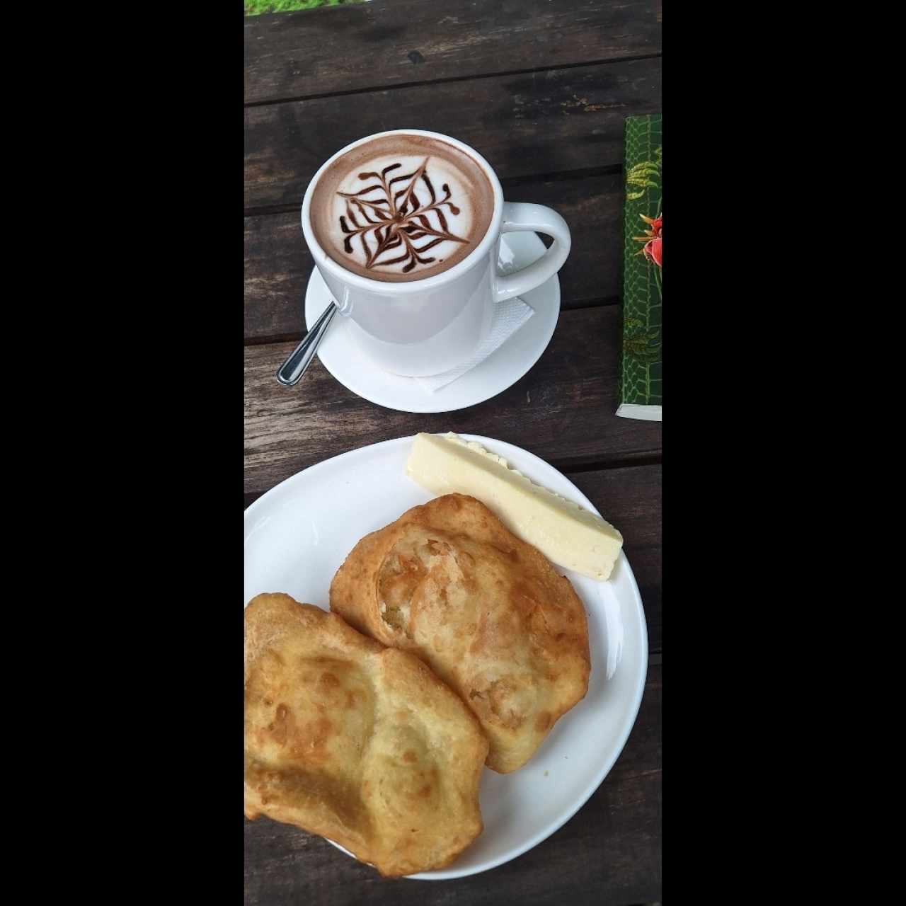 Chocolate caliente, hojaldres y Queso blanco 