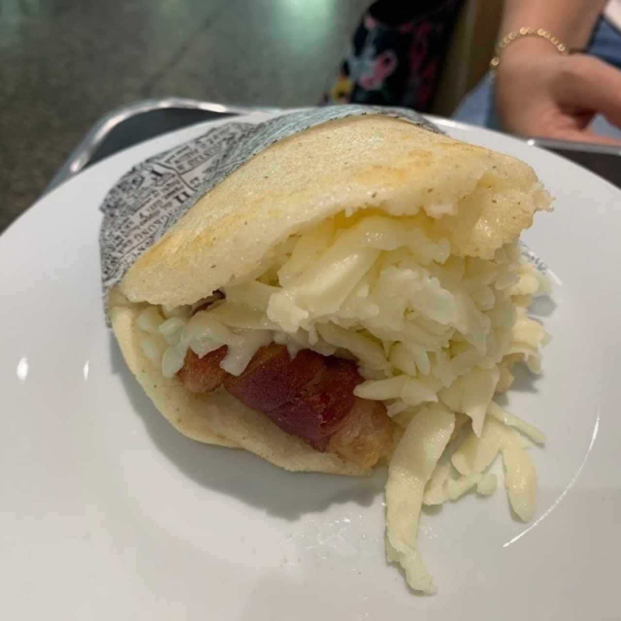 Arepa con bacon y queso gouda