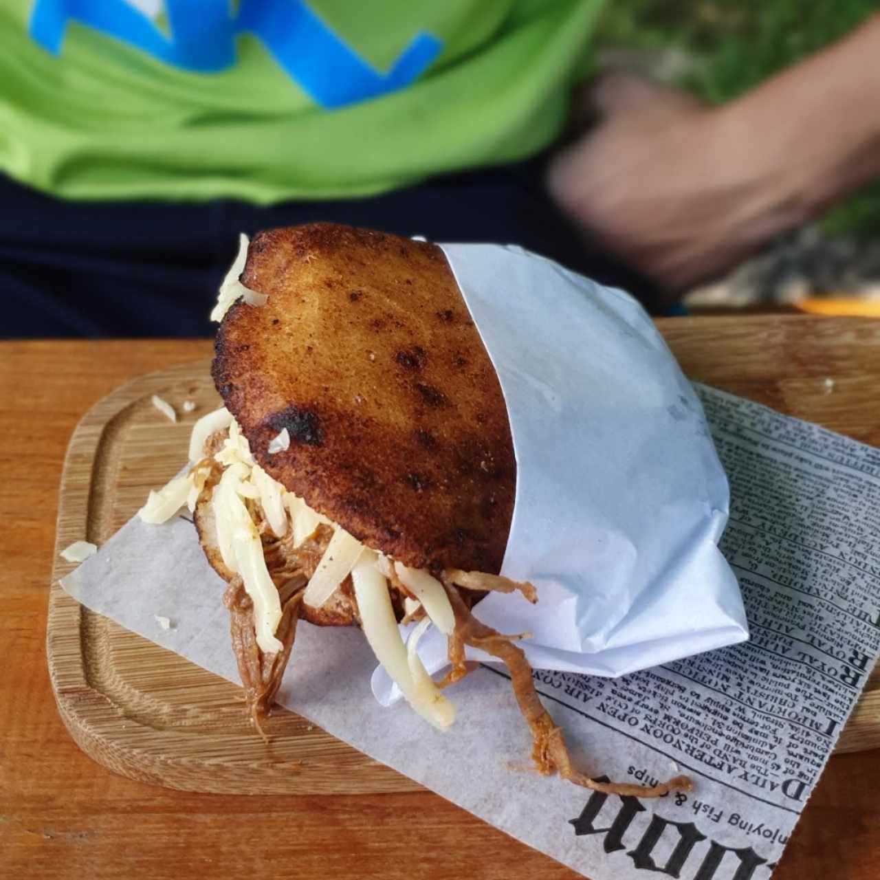 Arepa de chicharrón con ropa vieja y queso gouda