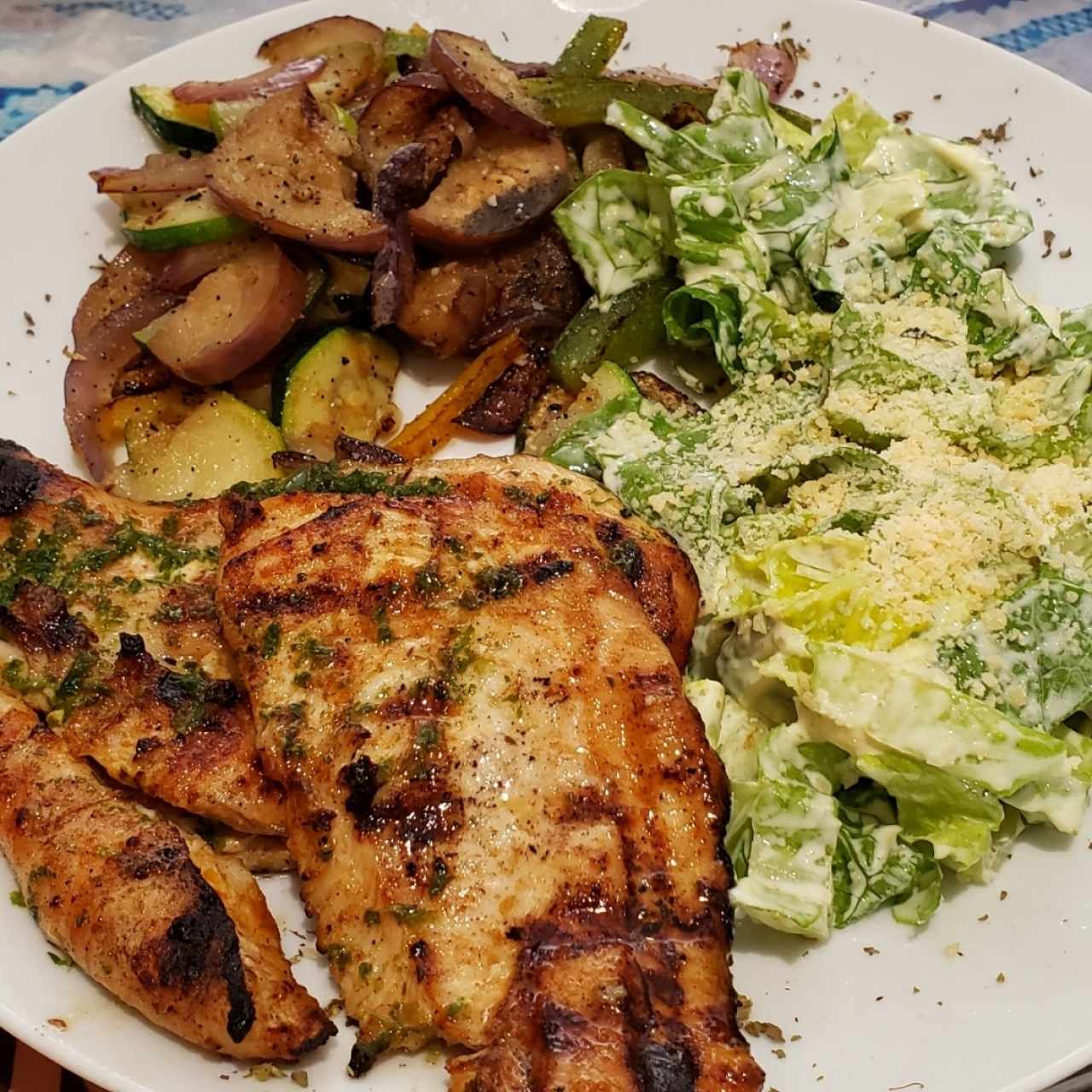 Pollo al carbón con vegetales y ensalada