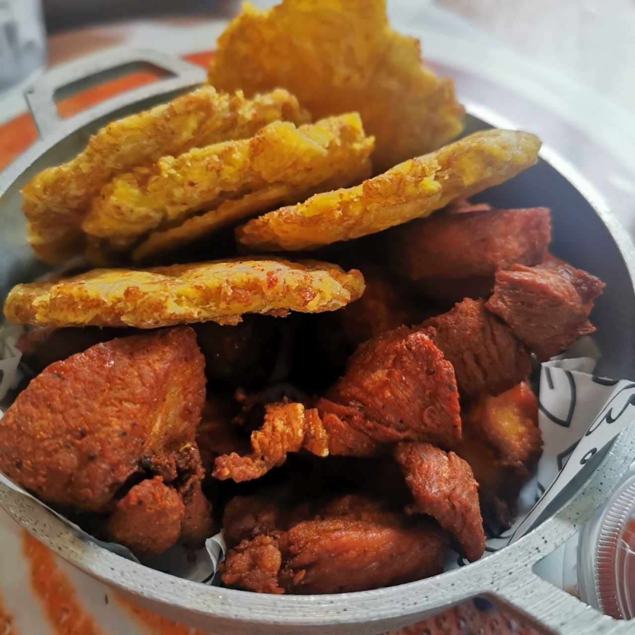 chicharron y patacones 