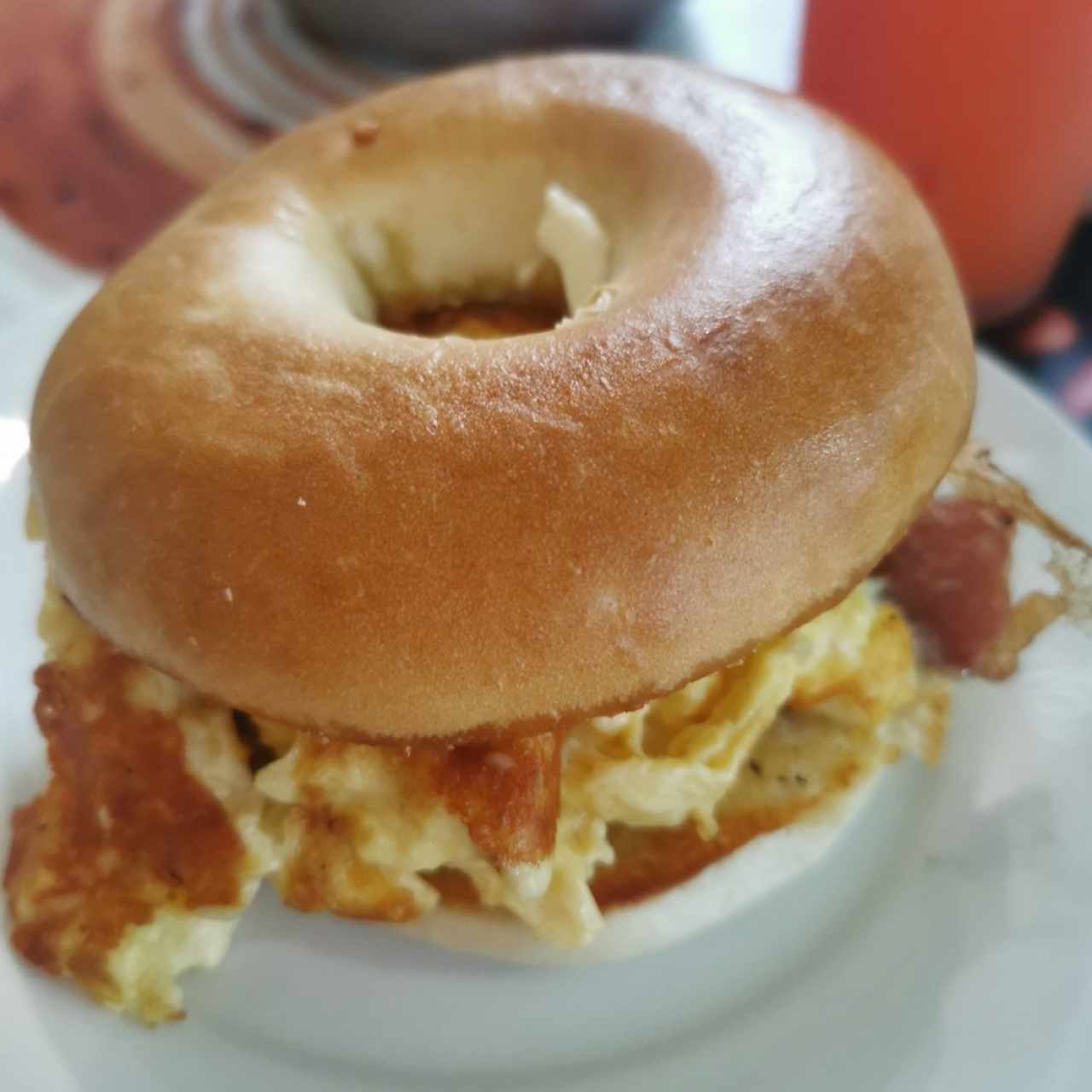 bagel huevos con bacon 