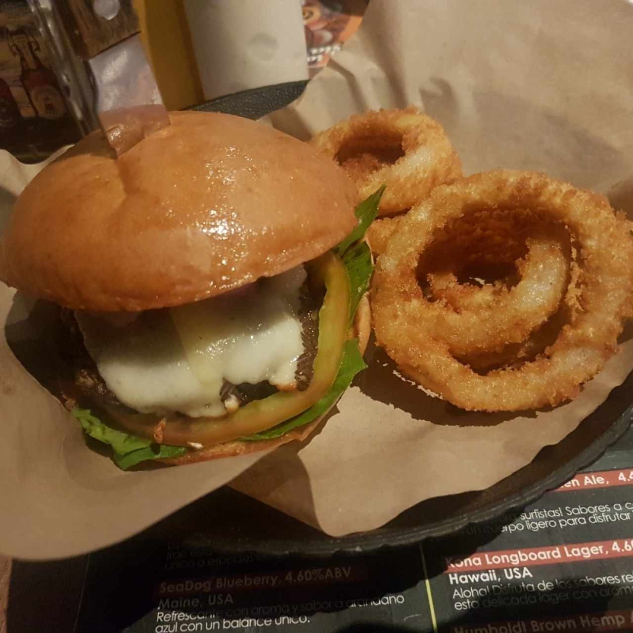 Hamburguesa Madrileña con aros de cebolla