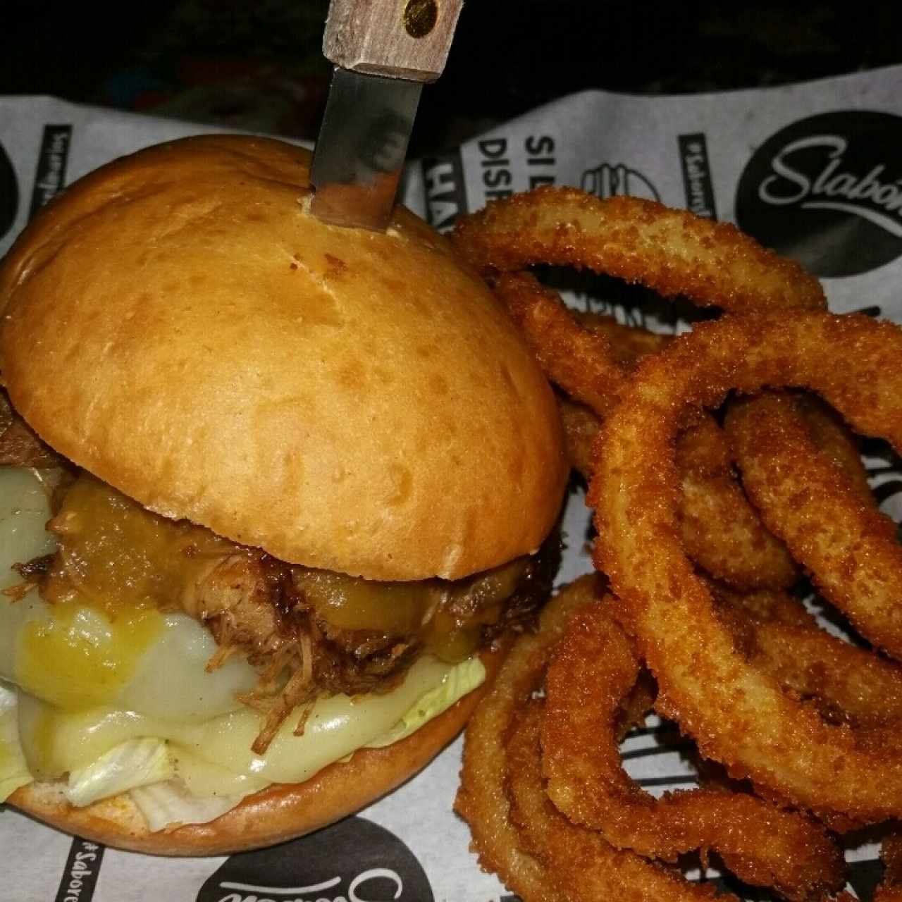 Hamburguesa hawaiana y aros de cebolla