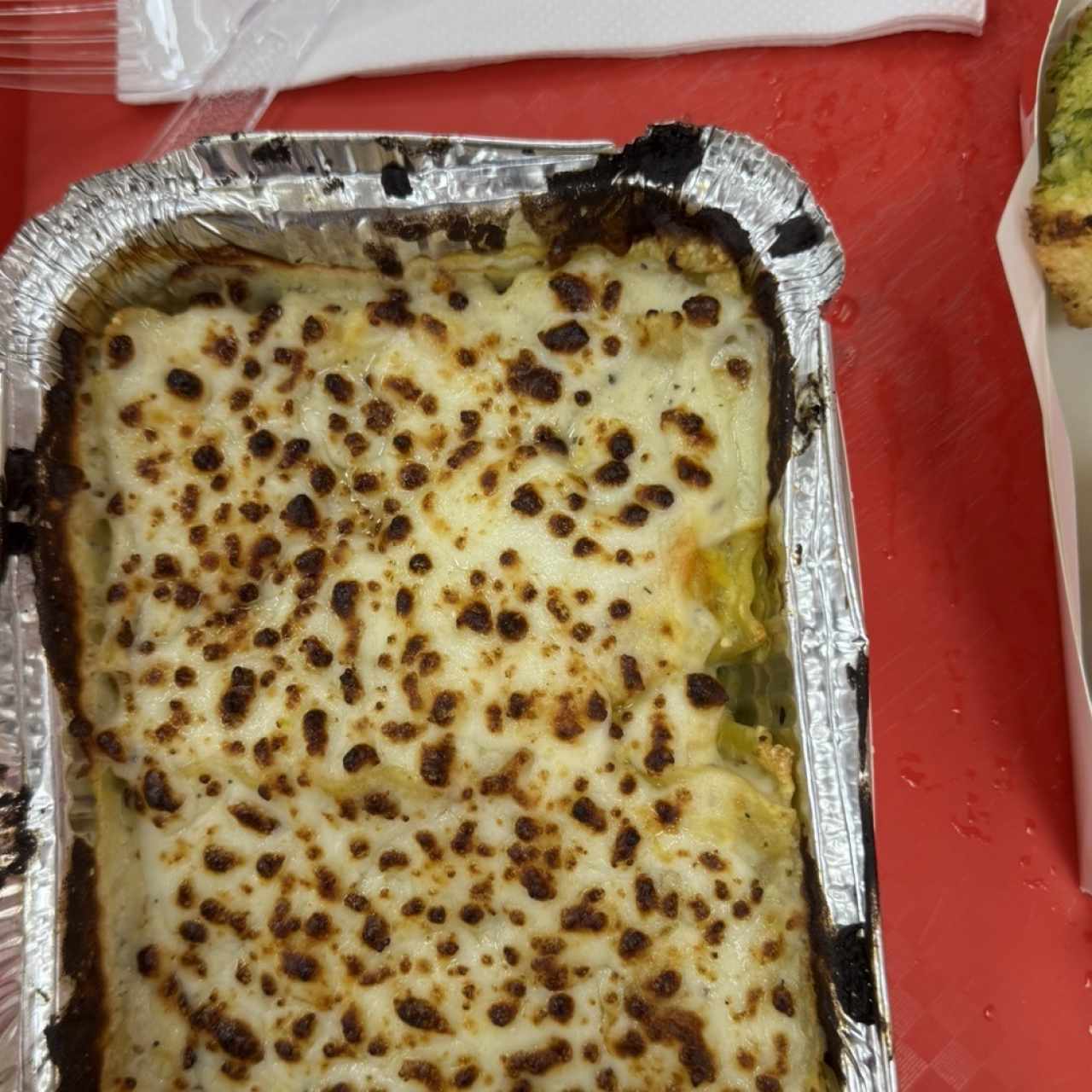 Combo lasagna con pan ajo y soda