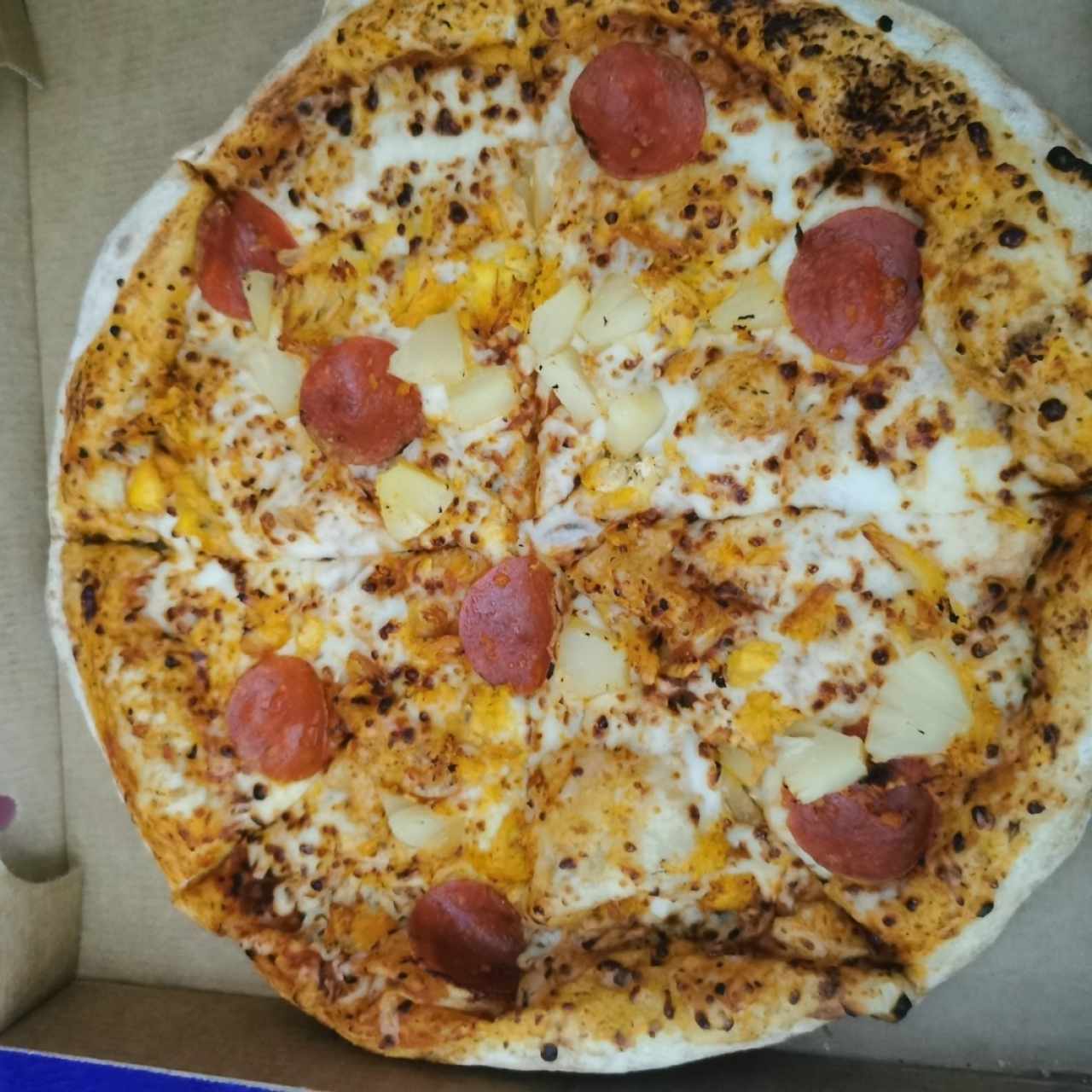 Pizza de piña, peperoni y pollo