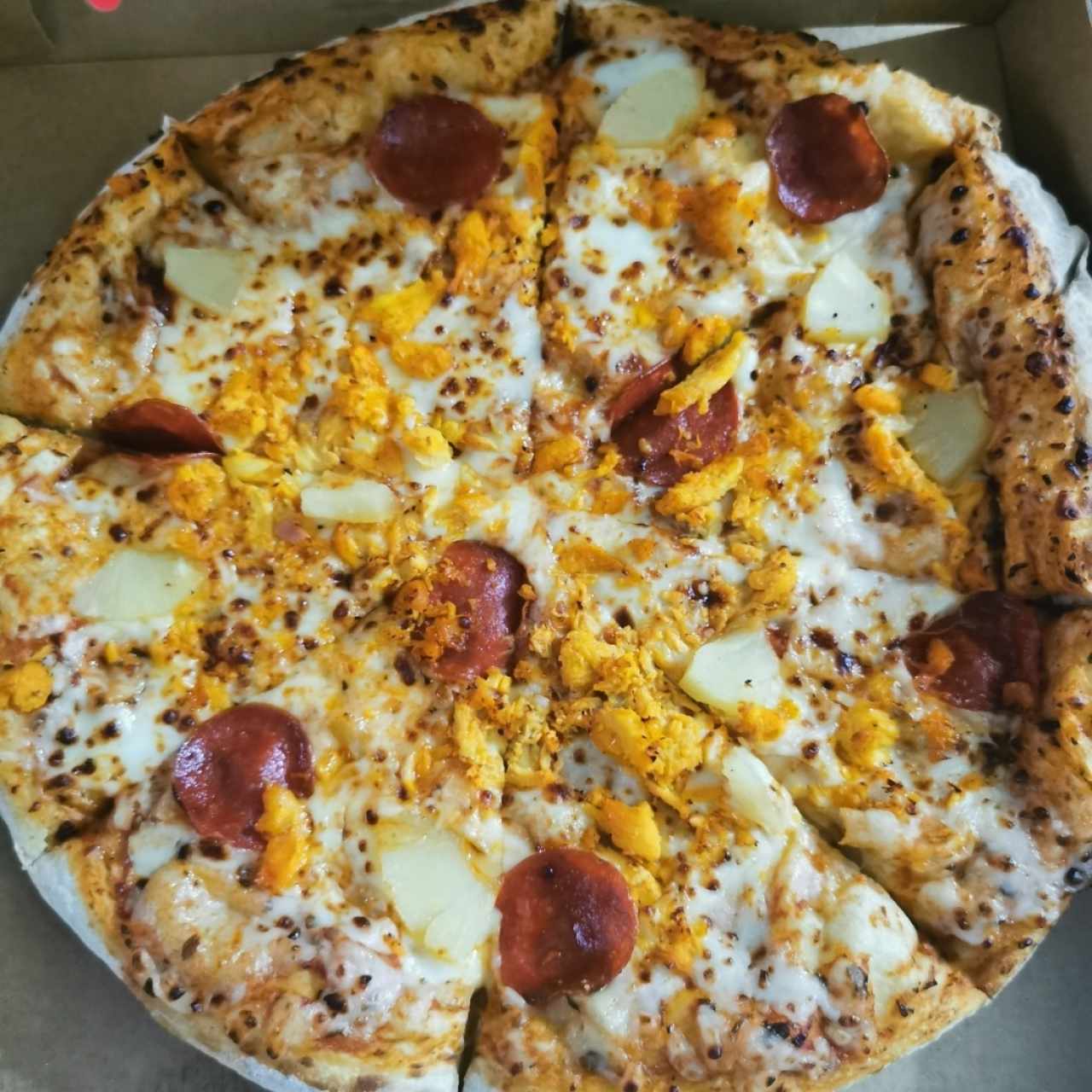 Pizza de peperoni, pollo, piña