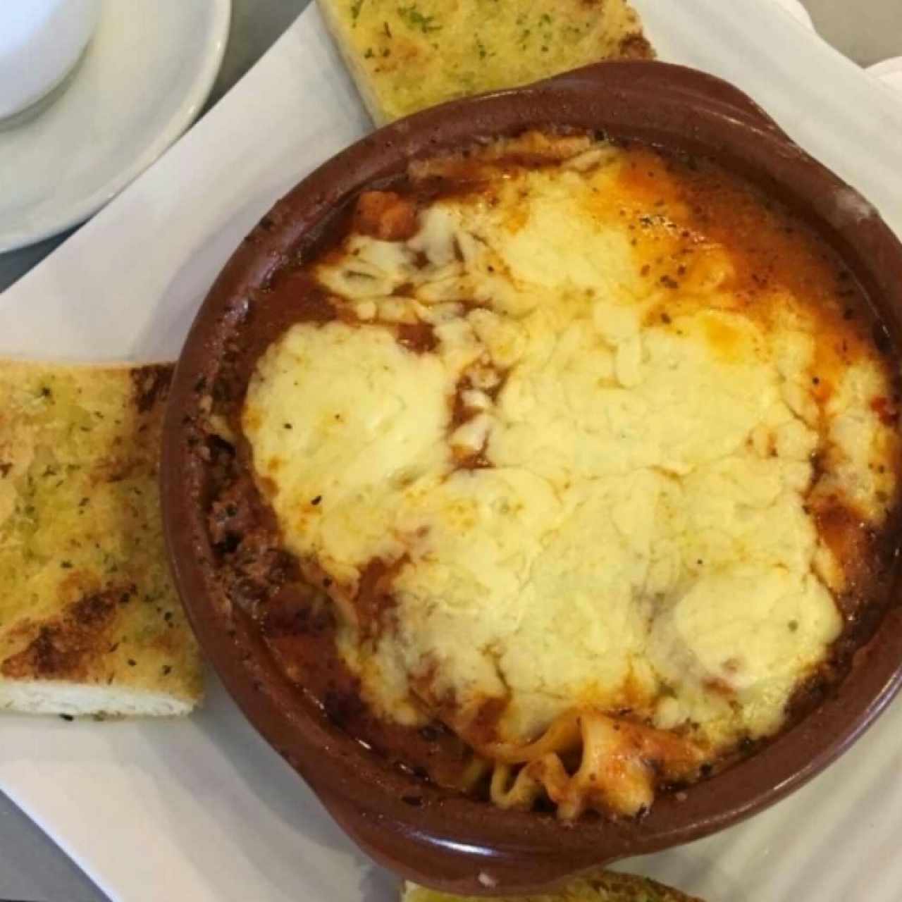 Lasagña de carne con pan de ajo