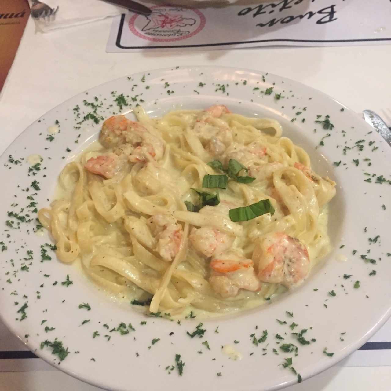 Fetuccini con camarones en salsa blanca 