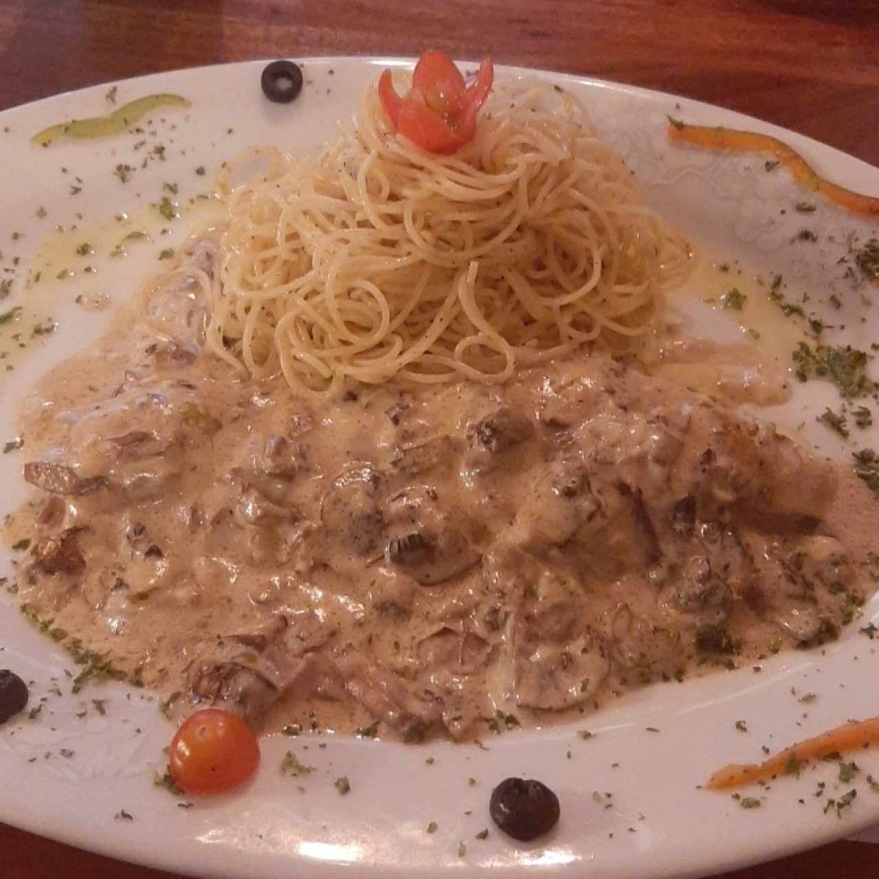 corvina en salsa de tres hongos con pasta al oleo