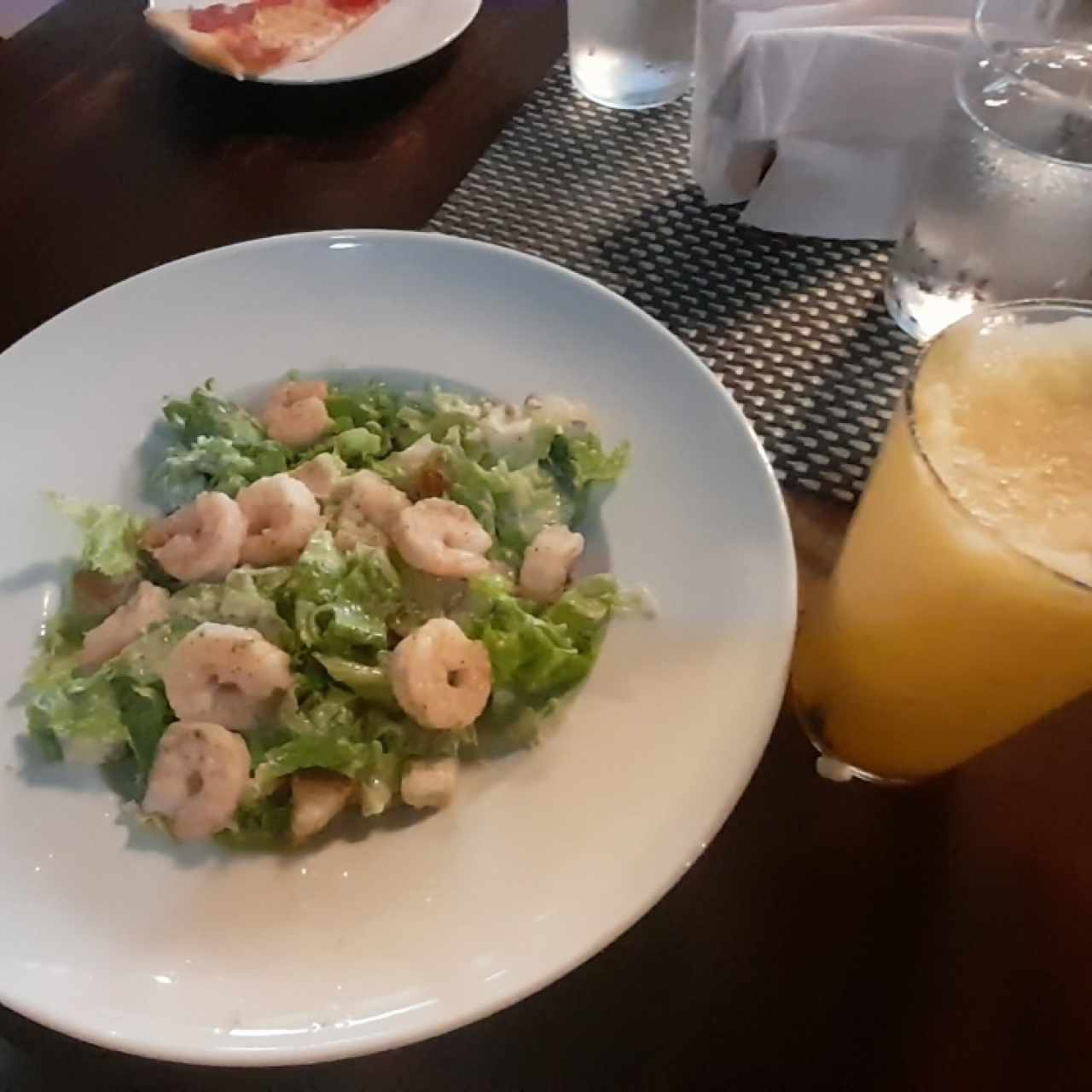 Ensalada César con camarones y limonada 