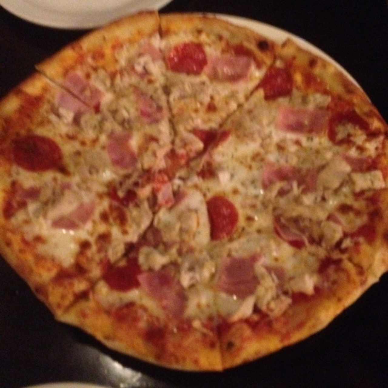 pizza de pollo, jamon y peperoni