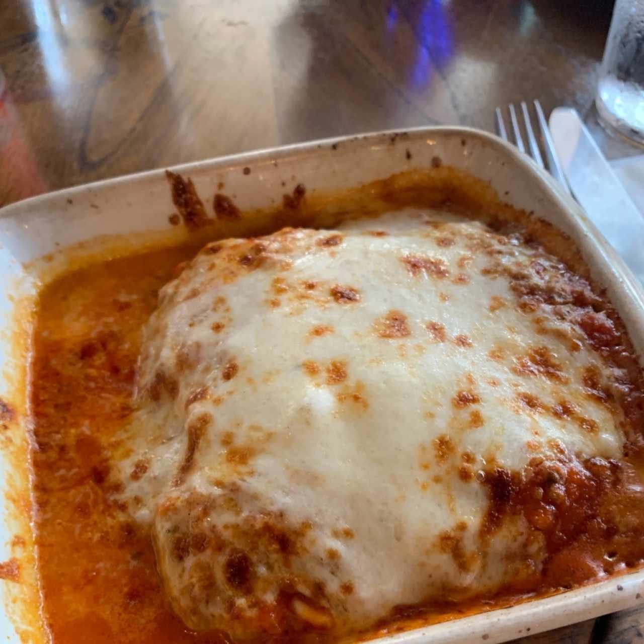 Lasagna de carne en salsa roja 