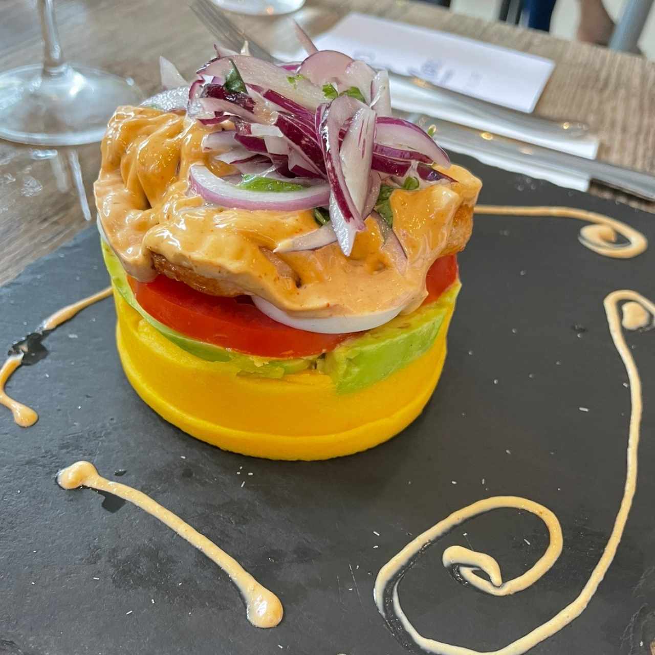 CAUSA LIMEÑA (CAMARÓN, POLLO, PULPO, VEGETALES)