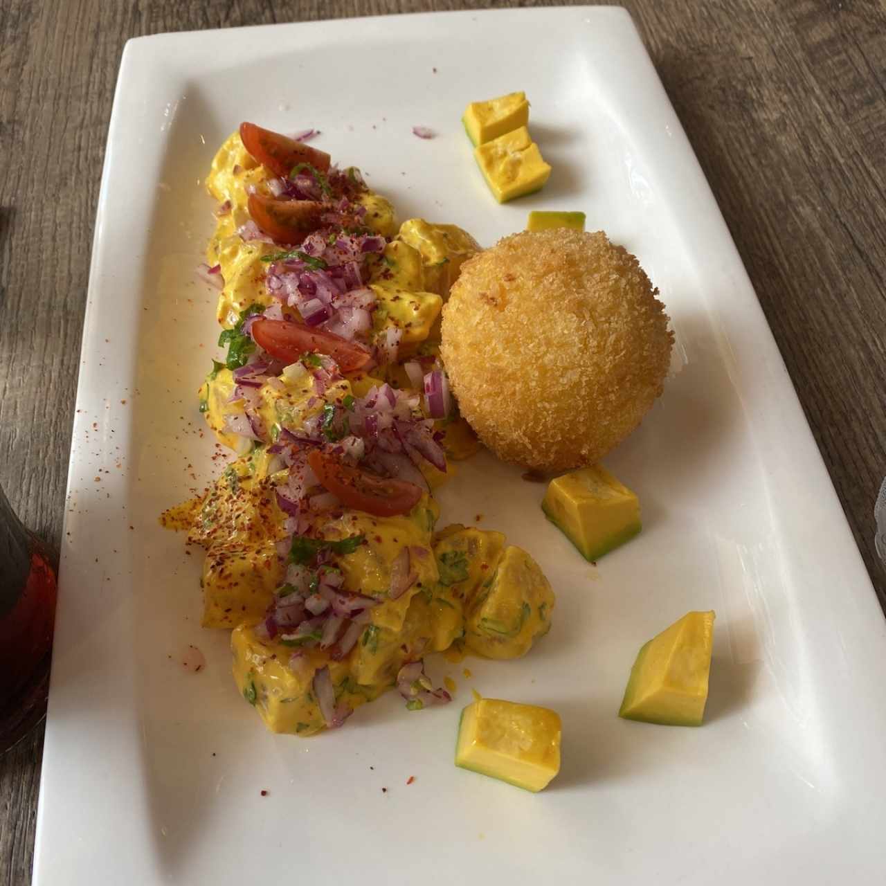 CAUSA LIMEÑA (CAMARÓN, POLLO, PULPO, VEGETALES)