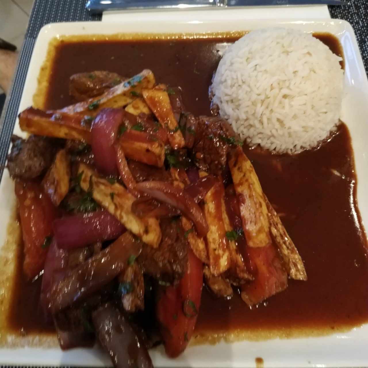 TÍPICO - LOMO SALTADO