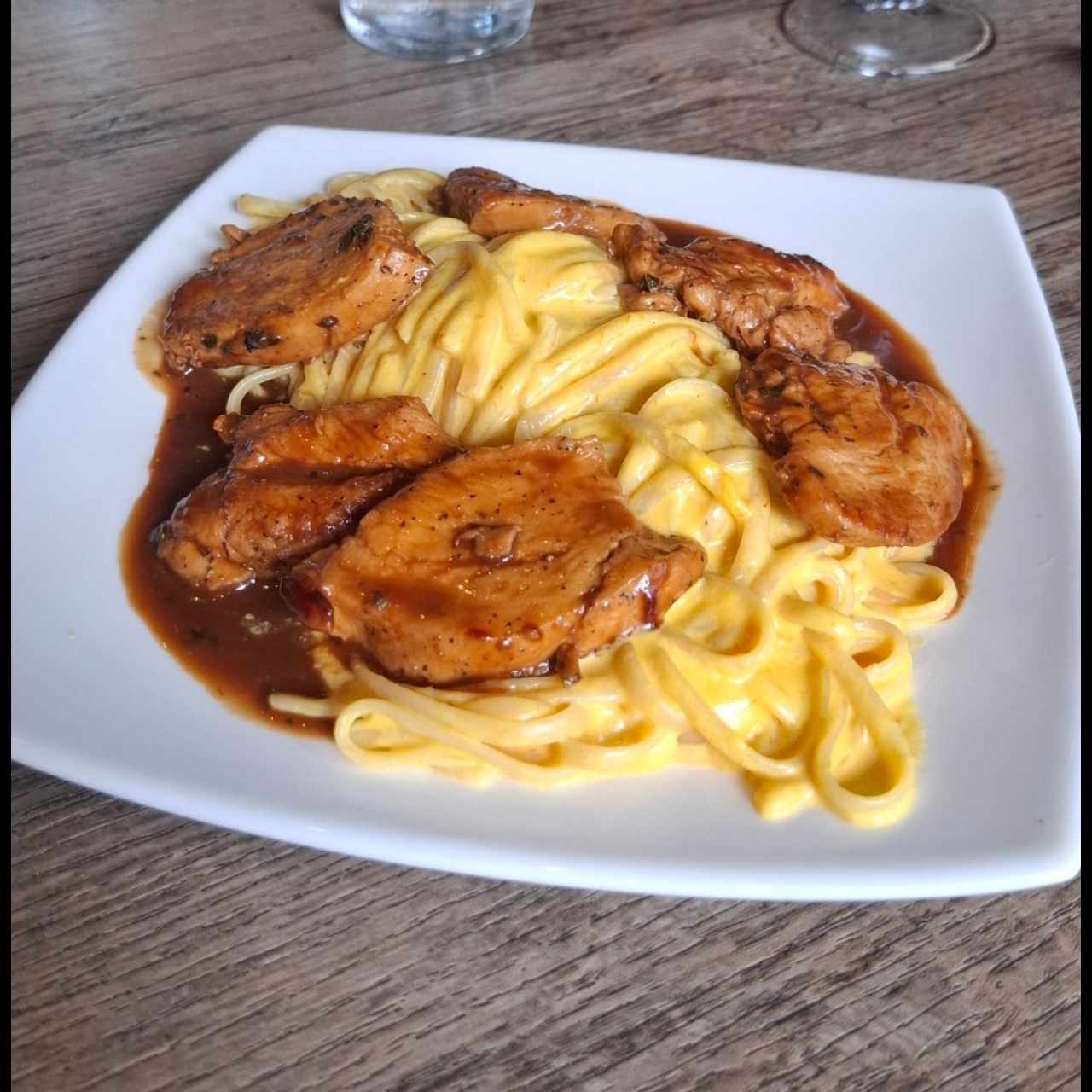 TALLARIN A LA HUANCAÍNA (POLLO)