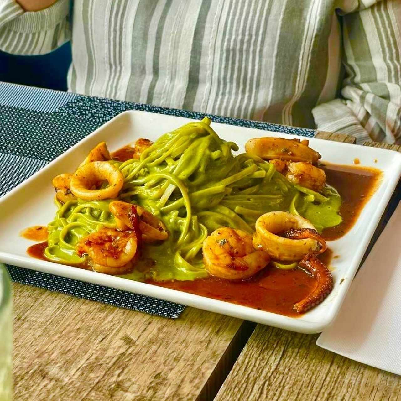 TALLARIN VERDE (MARISCOS) - (Tallarines en Salsa Pesto con su Proteina Salteada al Wok en Salsa de Soja y Ostión)