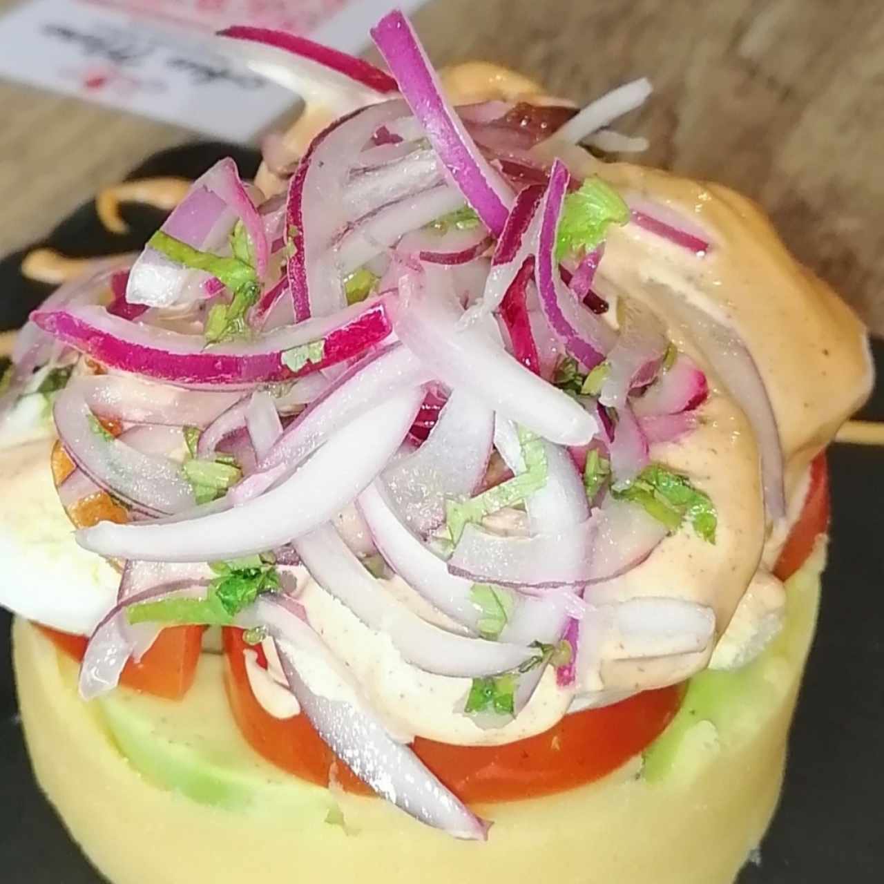 CAUSA LIMEÑA (CAMARÓN, POLLO, PULPO, VEGETALES)