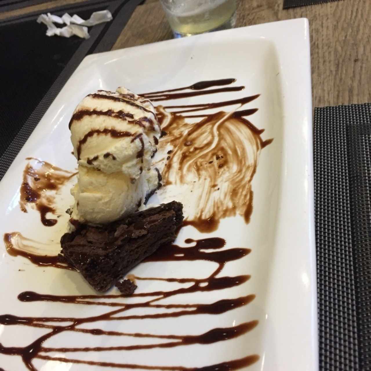 Brownie de chocolate con helado