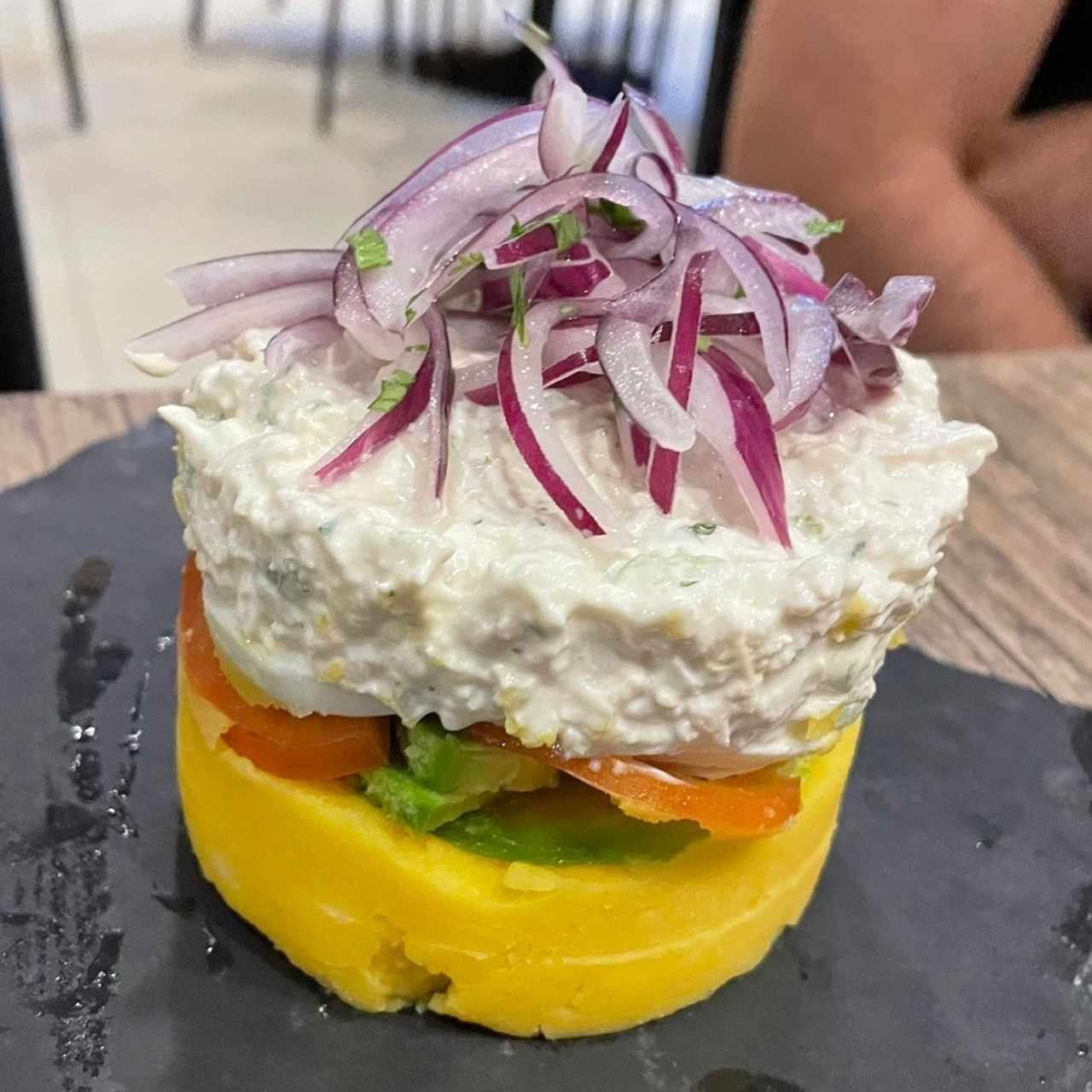 CAUSA LIMEÑA (CAMARÓN, POLLO, PULPO, VEGETALES)