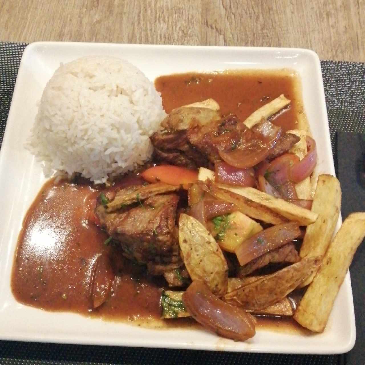 TÍPICO - LOMO SALTADO