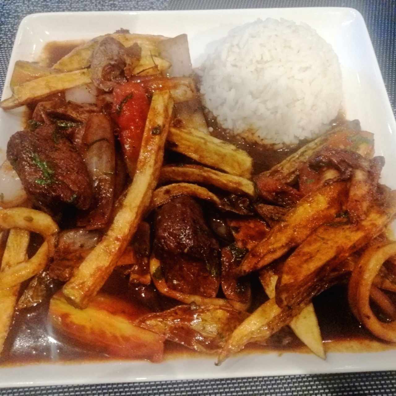 TÍPICO - LOMO SALTADO