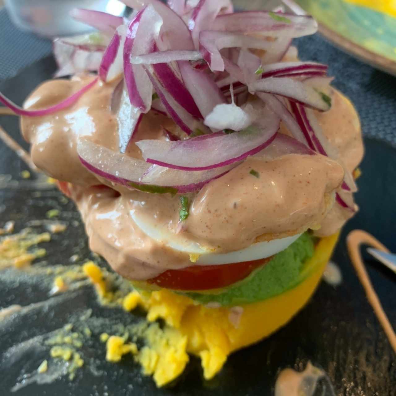 CAUSA LIMEÑA (CAMARÓN, POLLO, PULPO, VEGETALES)