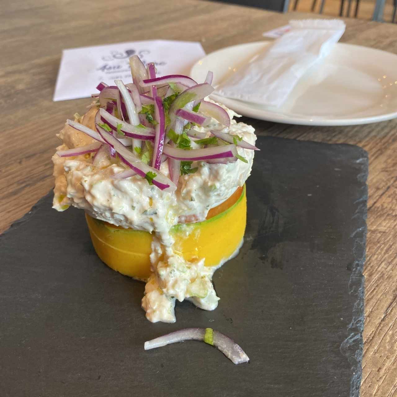 CAUSA LIMEÑA (CAMARÓN, POLLO, PULPO, VEGETALES)