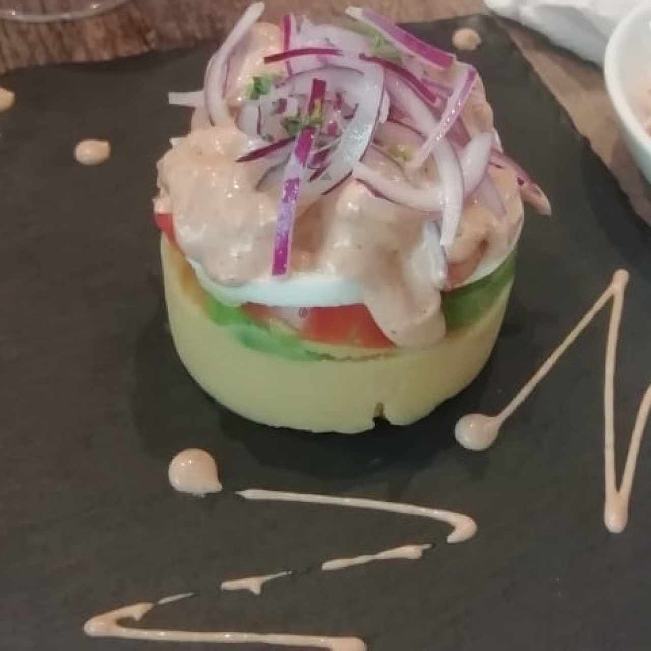 CAUSA LIMEÑA (CAMARÓN, POLLO, PULPO, VEGETALES)