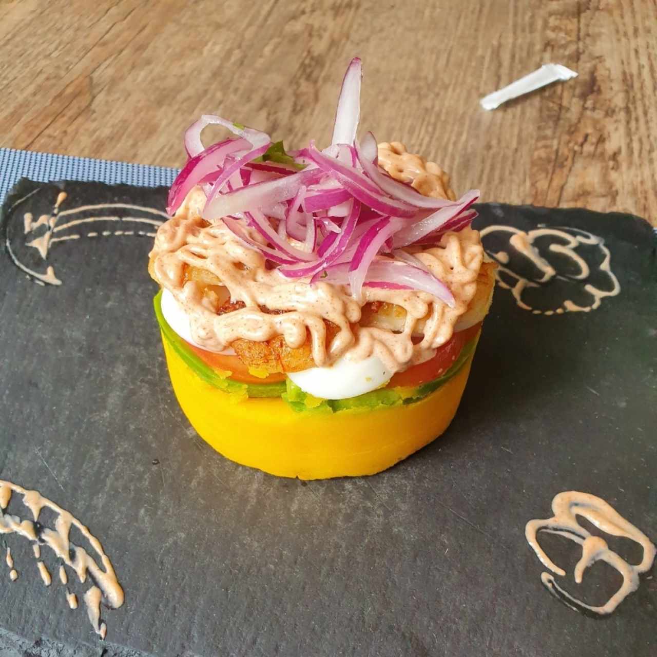 CAUSA LIMEÑA (CAMARÓN, POLLO, PULPO, VEGETALES)