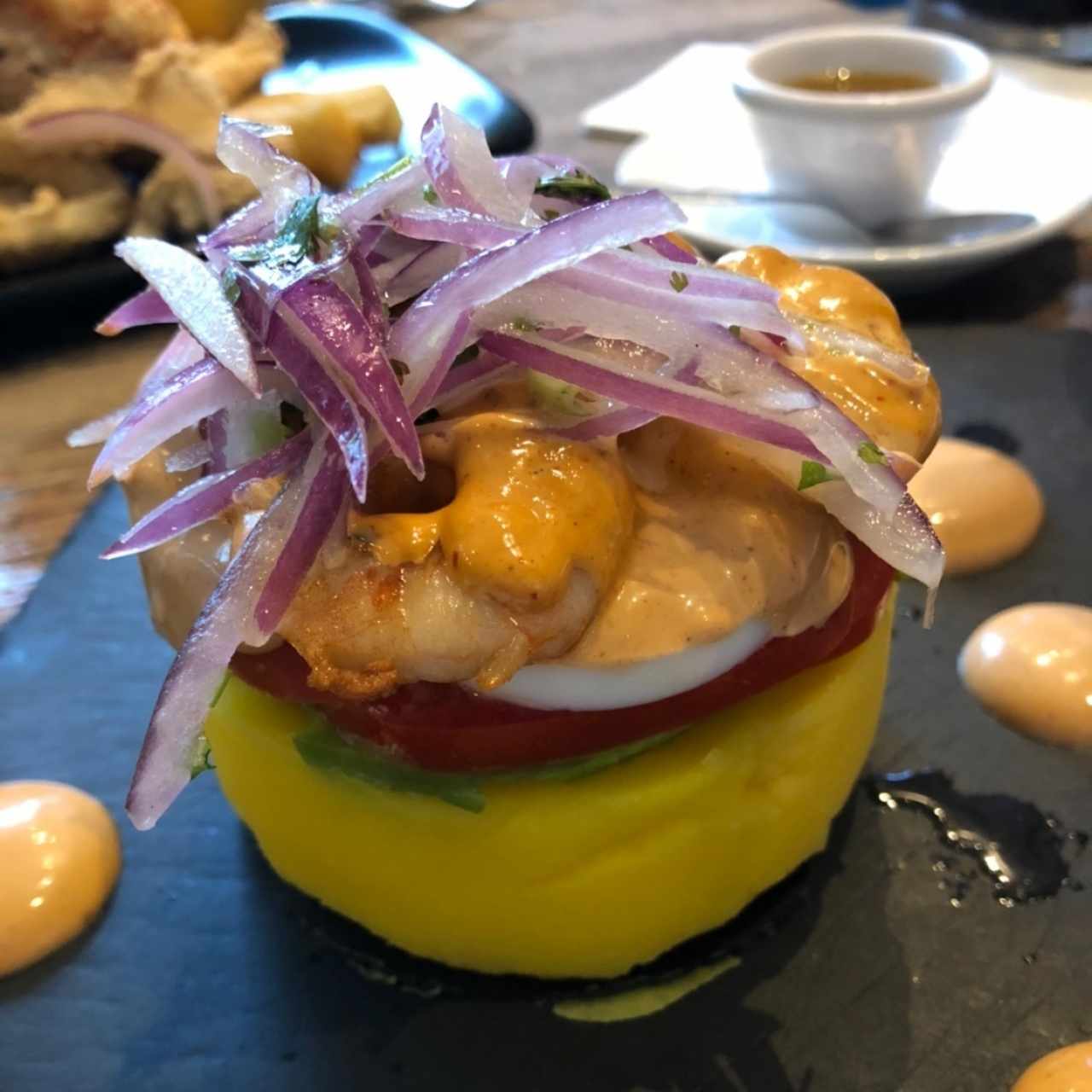 CAUSA LIMEÑA (CAMARÓN, POLLO, PULPO, VEGETALES)