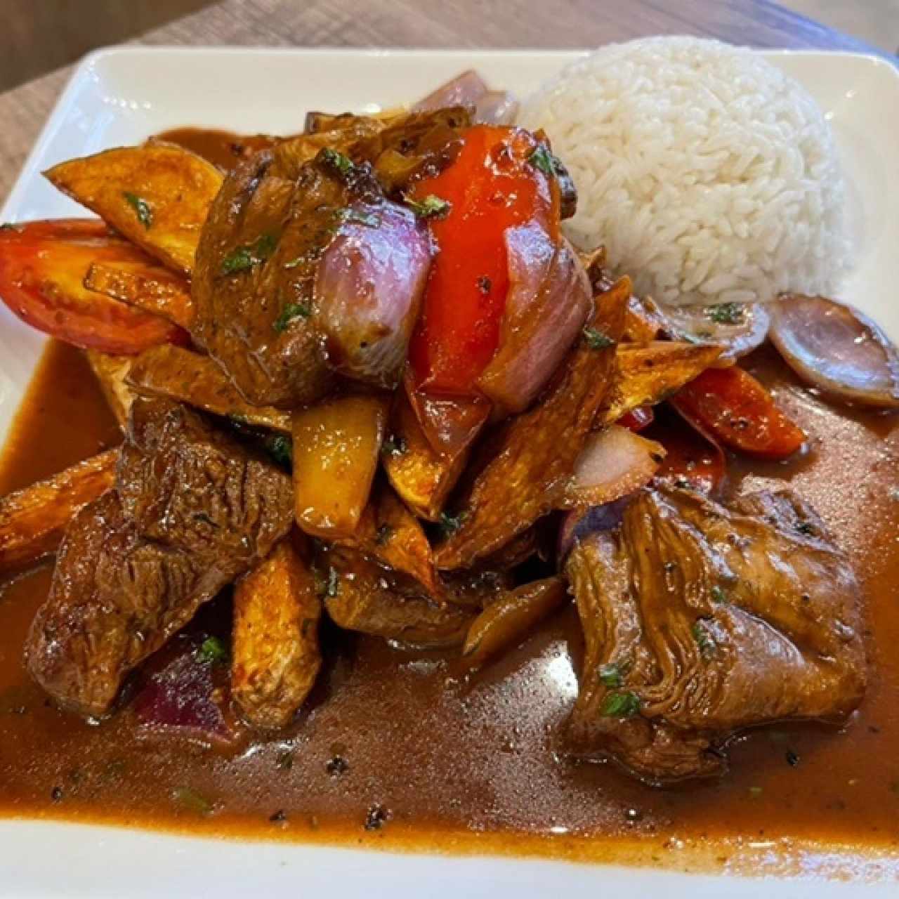 TÍPICO - LOMO SALTADO