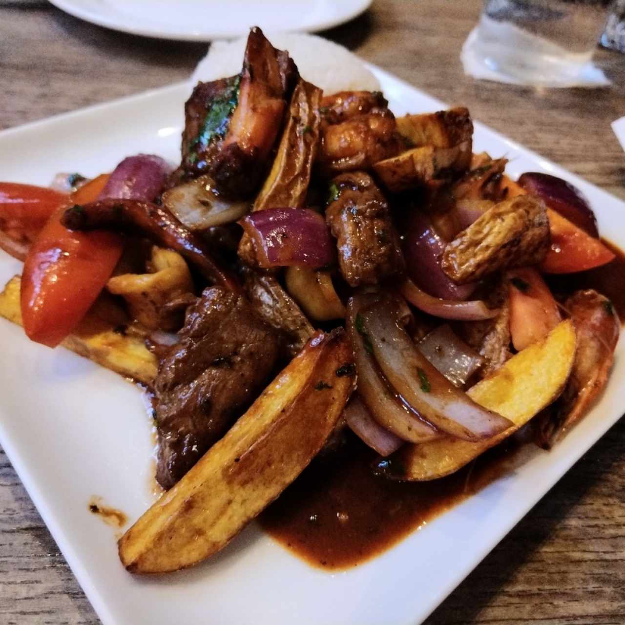 Lomo saltado Mar y tierra. 