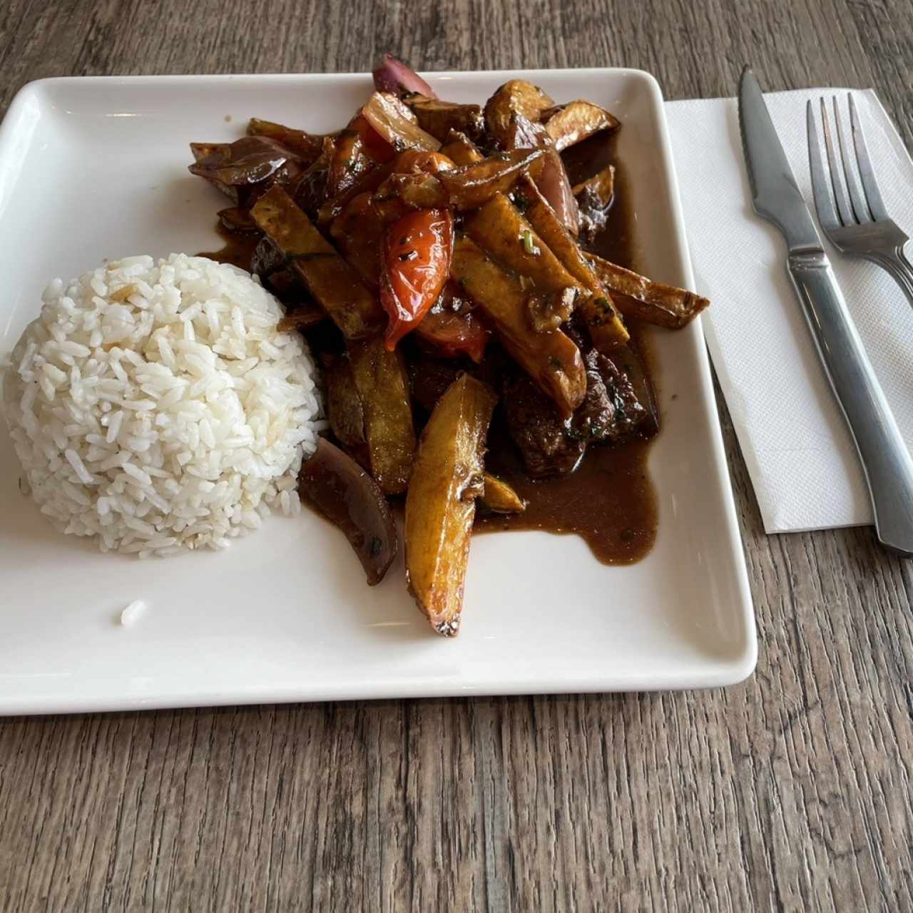 Lomo Saltado 