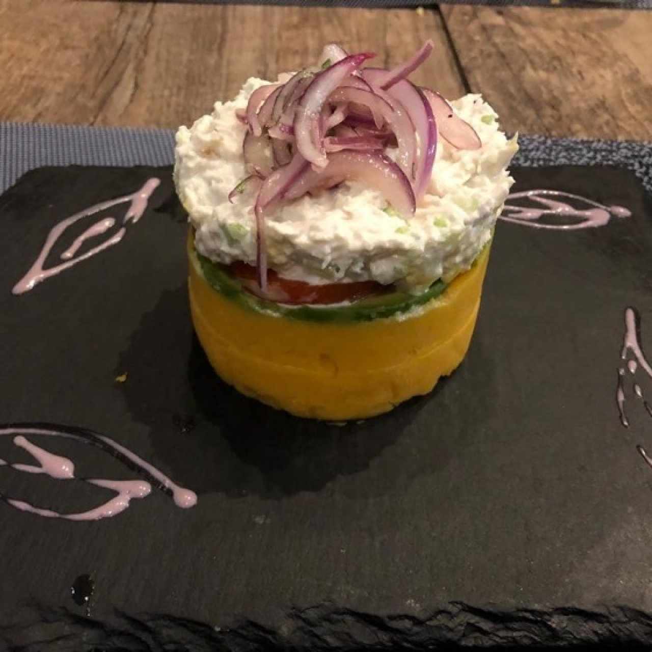 CAUSA LIMEÑA (CAMARÓN, POLLO, PULPO, VEGETALES)