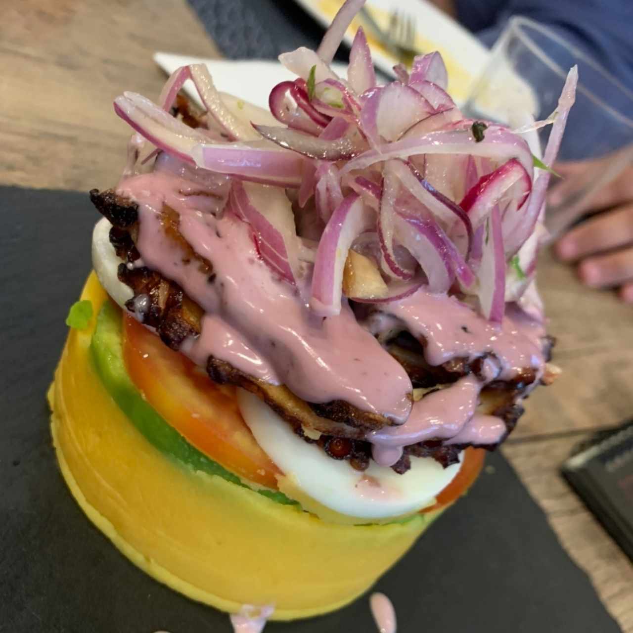 CAUSA LIMEÑA (CAMARÓN, POLLO, PULPO, VEGETALES)