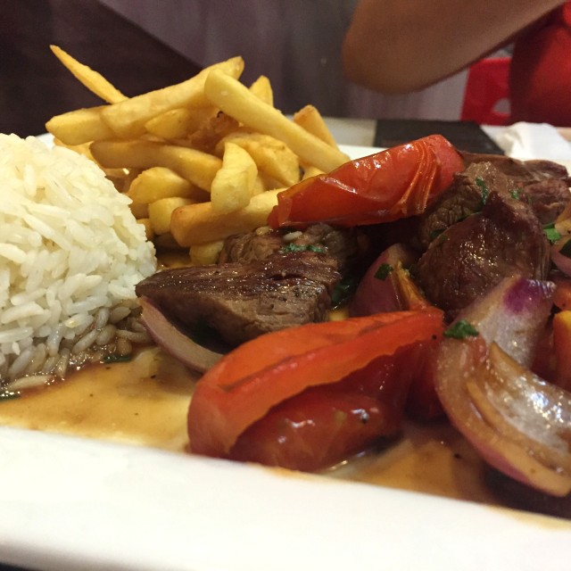 Lomo saltado con papas fritas y arroz