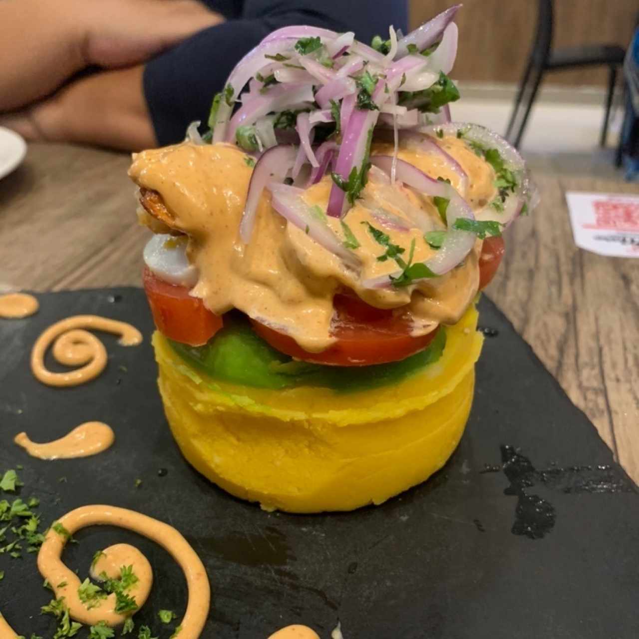 CAUSA LIMEÑA (CAMARÓN, POLLO, PULPO, VEGETALES)