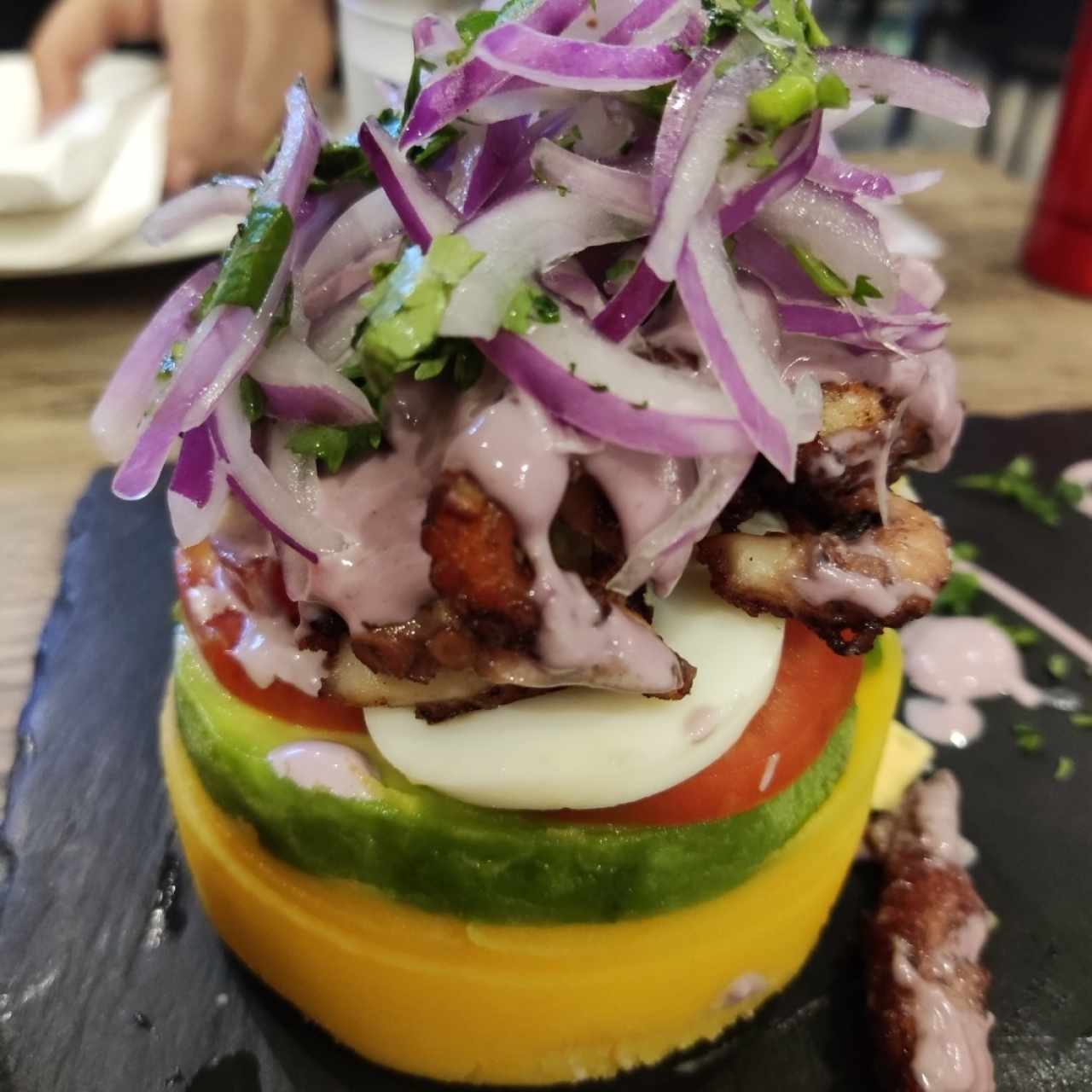 CAUSA LIMEÑA (CAMARÓN, POLLO, PULPO, VEGETALES)