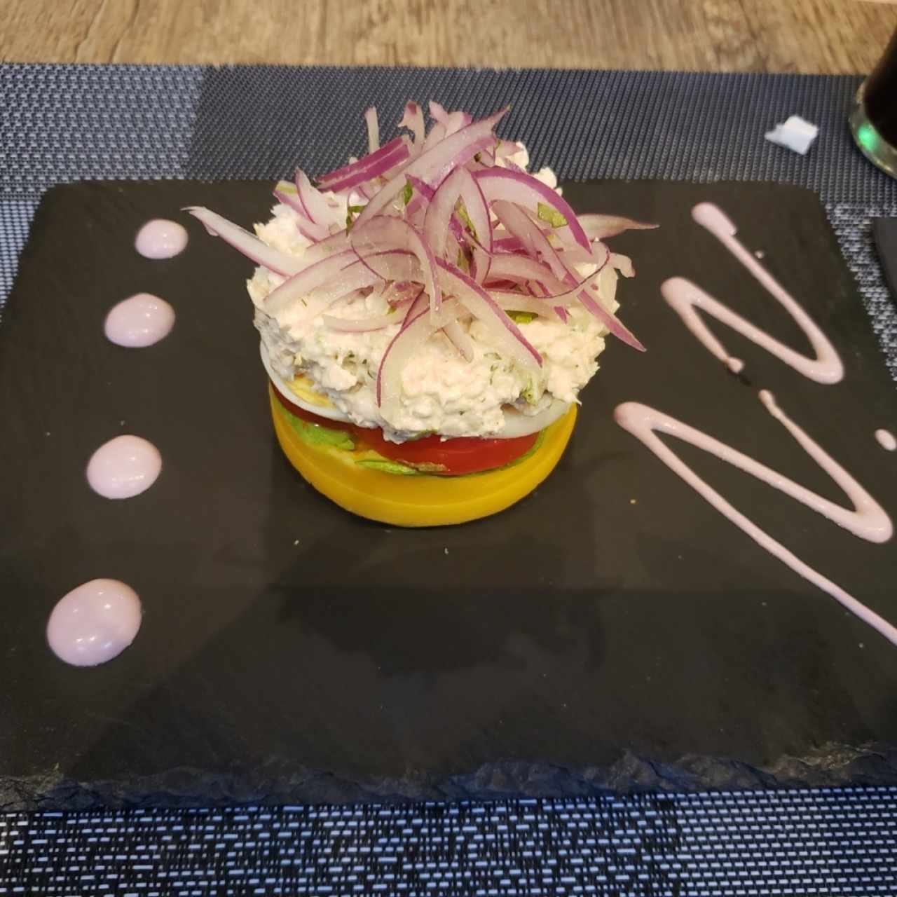 CAUSA LIMEÑA (CAMARÓN, POLLO, PULPO, VEGETALES)