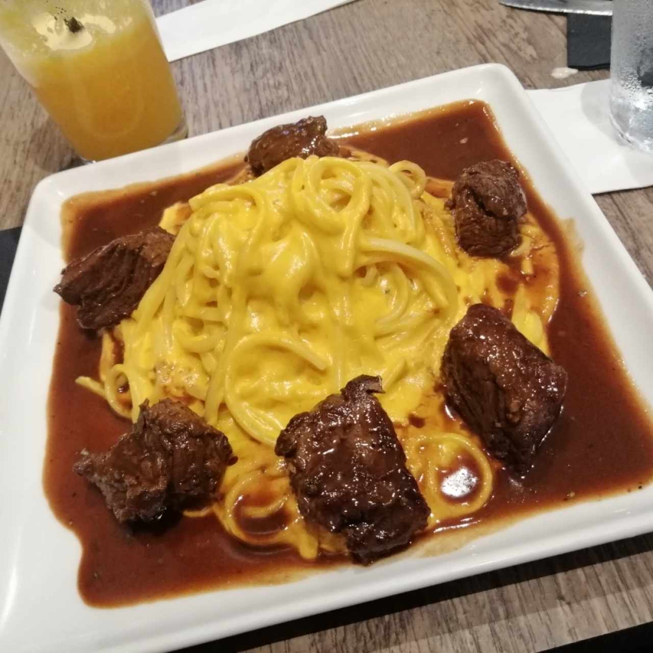 TALLARIN A LA HUANCAÍNA (FILETE DE RES/POLLOS/MARISCOS)