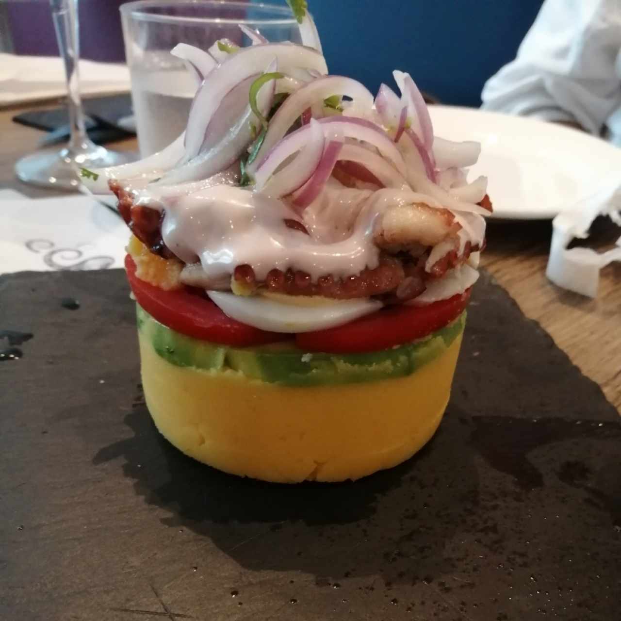 CAUSA LIMEÑA (CAMARÓN, POLLO, PULPO, VEGETALES)