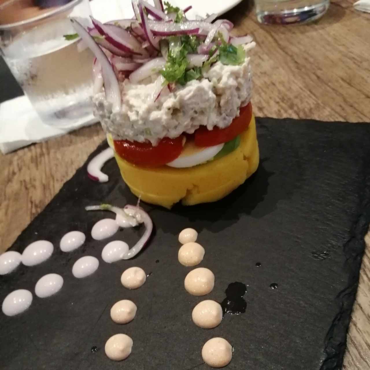 CAUSA LIMEÑA (CAMARÓN, POLLO, PULPO, VEGETALES)