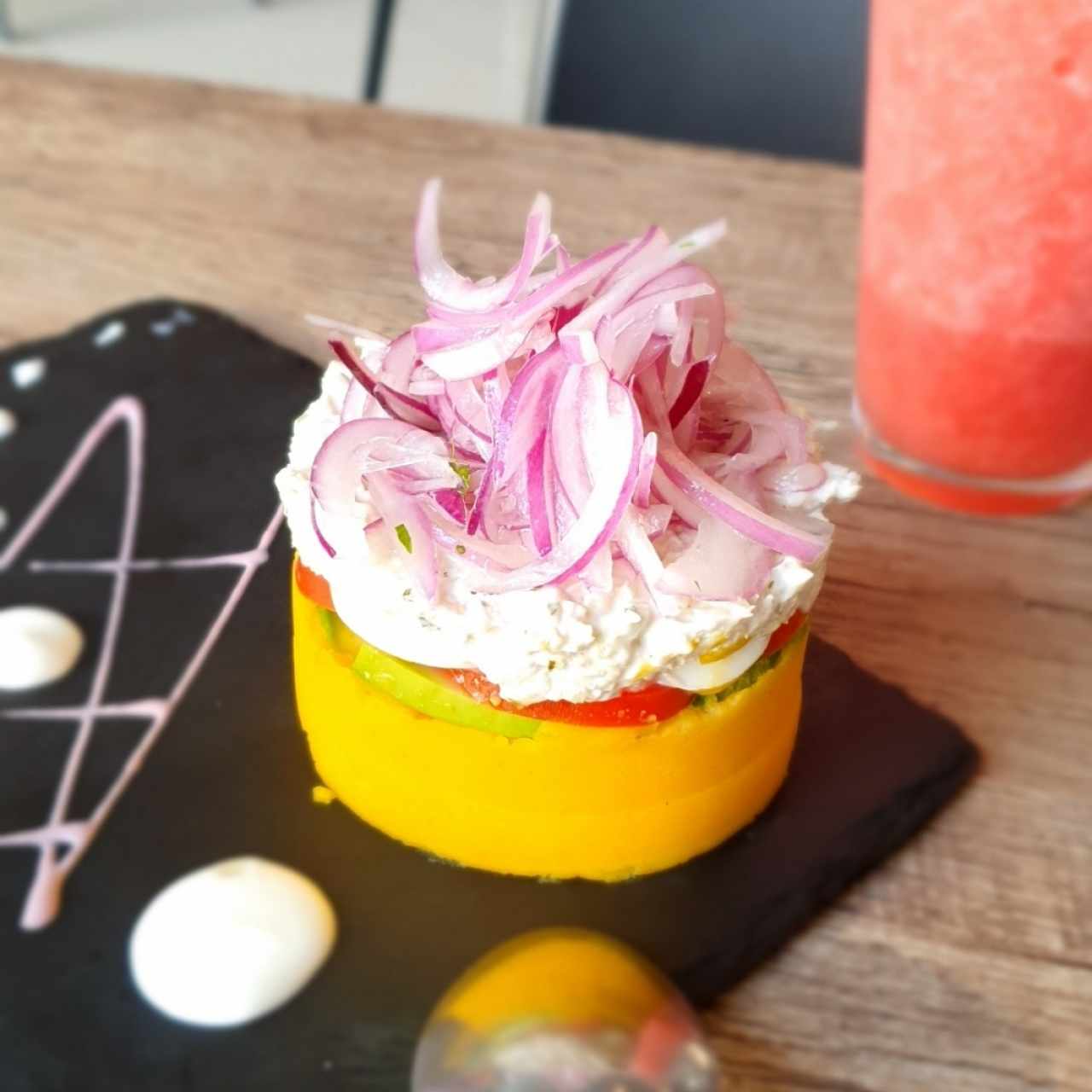 CAUSA LIMEÑA (CAMARÓN, POLLO, PULPO, VEGETALES)