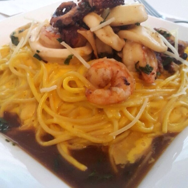 Espaguetti con salsa huancaina y mariscos saldeados