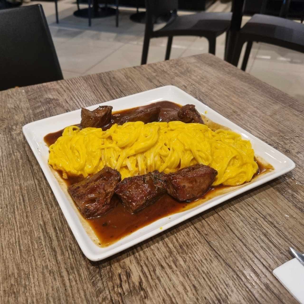 TALLARIN A LA HUANCAÍNA (FILETE DE RES /MARISCOS)