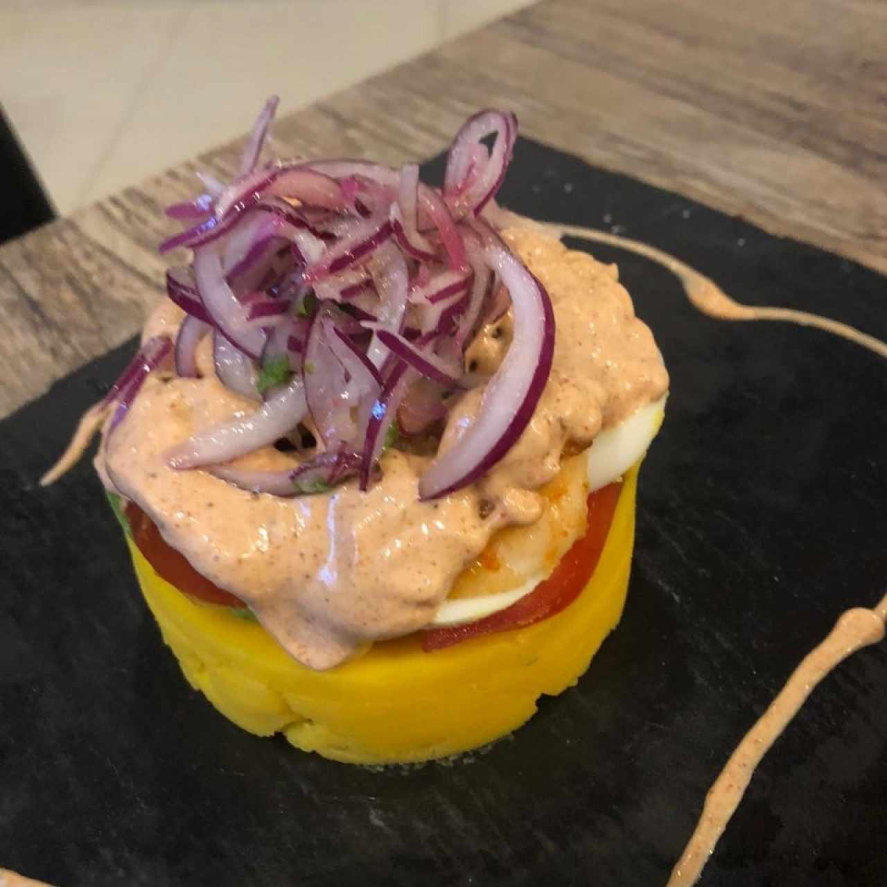 CAUSA LIMEÑA (CAMARÓN, POLLO, PULPO, VEGETALES)